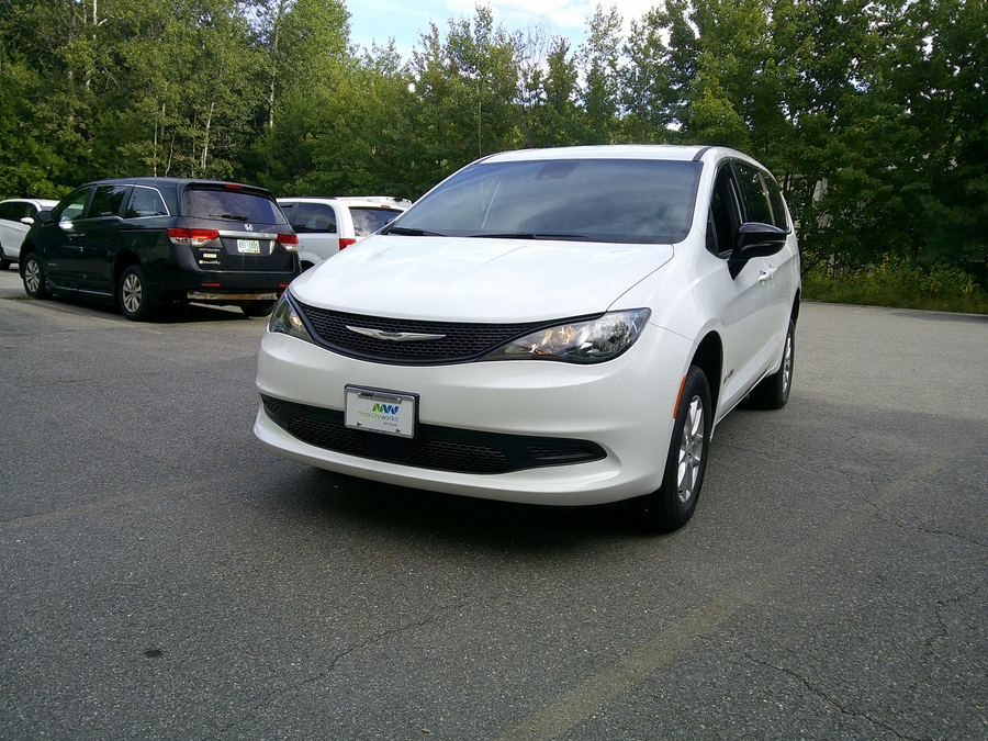 White Chrysler Voyager image number 4