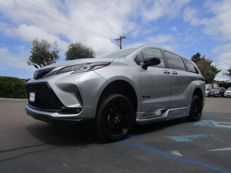 Used 2023 Toyota Sienna Hybrid XSE Sport - BraunAbility Side Entry Entry Fold Out Automatic Ramp