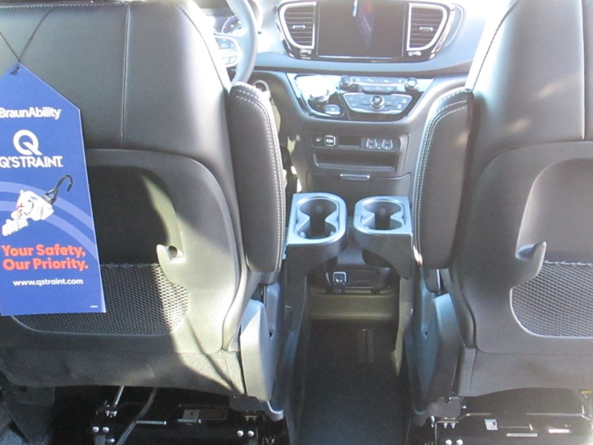 White Chrysler Voyager image number 10