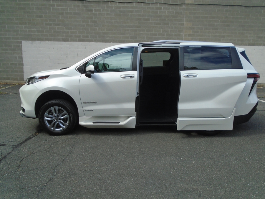 White Toyota Sienna image number 5