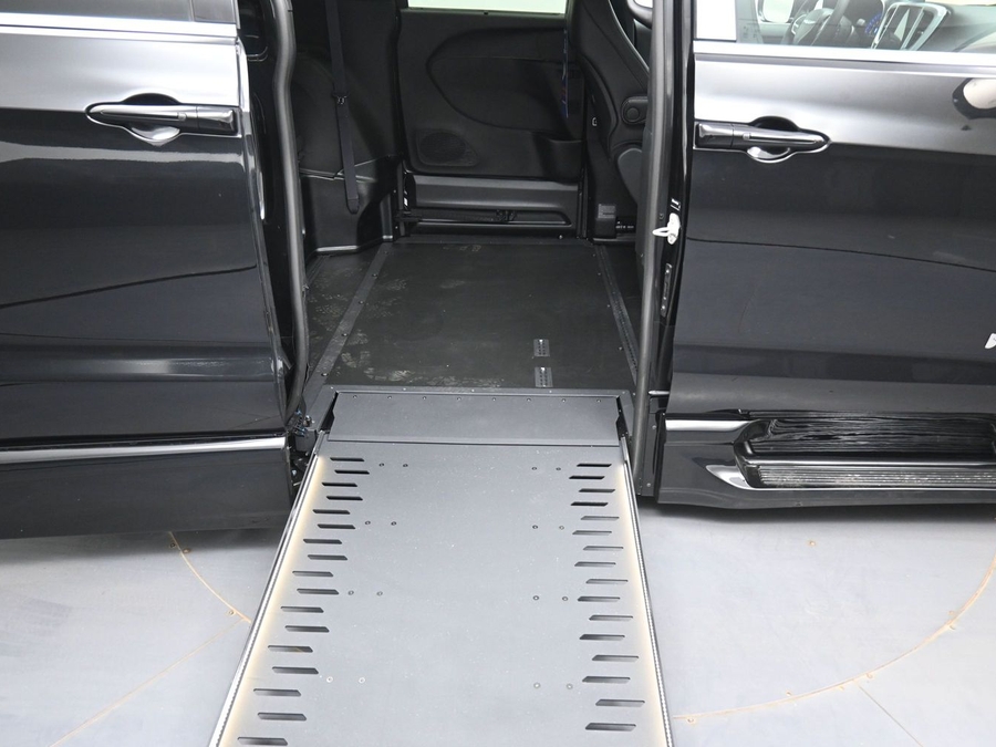 Black Chrysler Pacifica image number 10