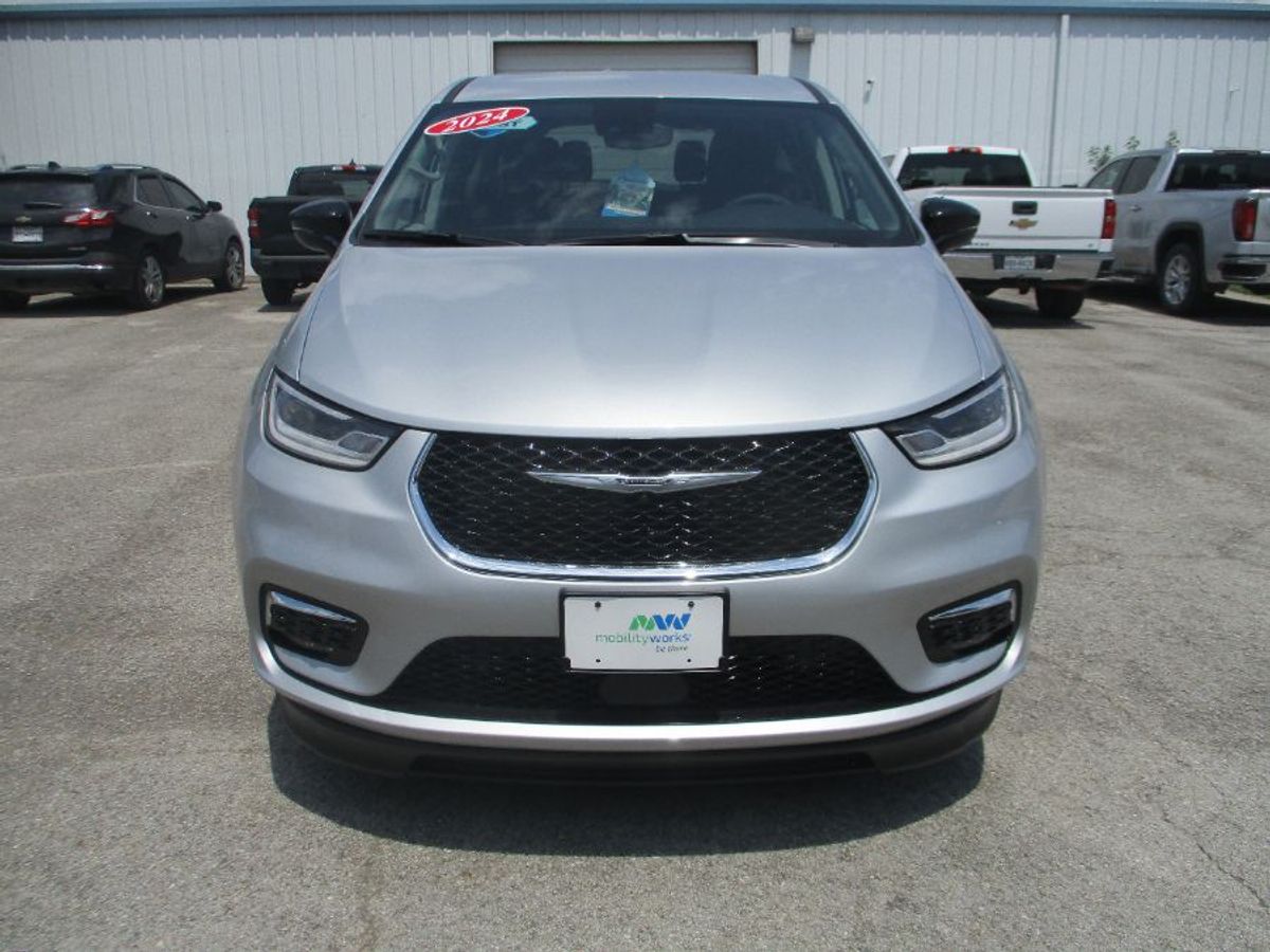 Silver Chrysler Pacifica image number 1