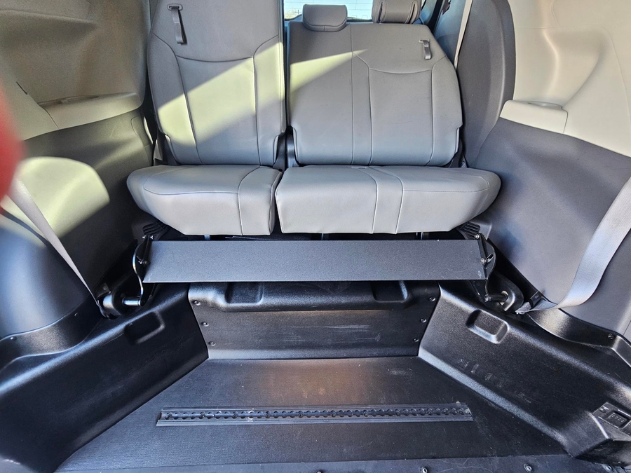 White Toyota Sienna image number 3