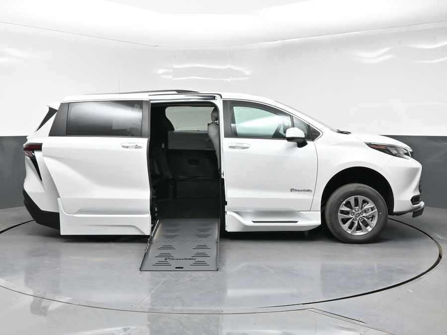 New 2026 Toyota Sienna Hybrid XLE Add - BraunAbility Side Entry Entry Fold Out Automatic Ramp