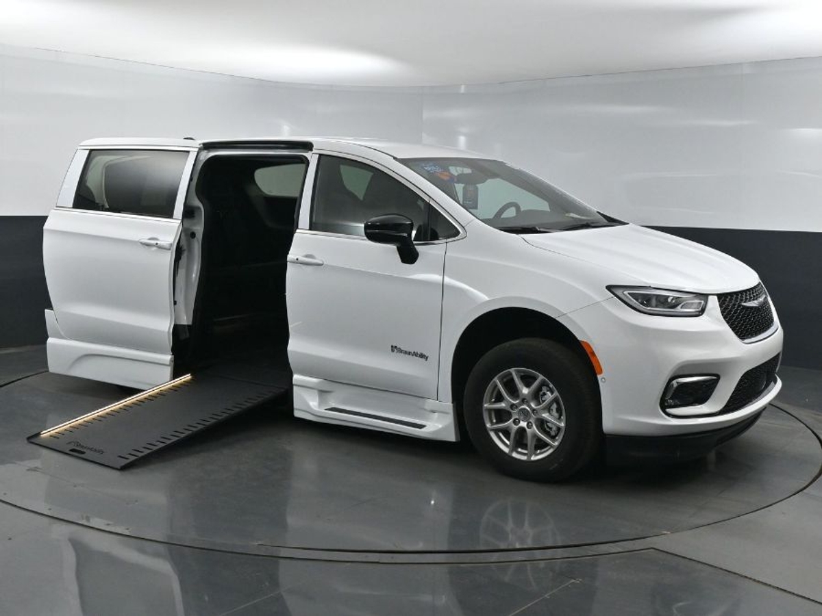 2025 Chrysler Pacifica Select's photo