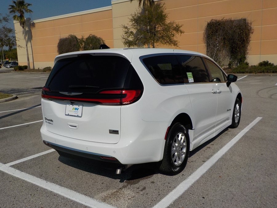 White Chrysler Pacifica image number 6
