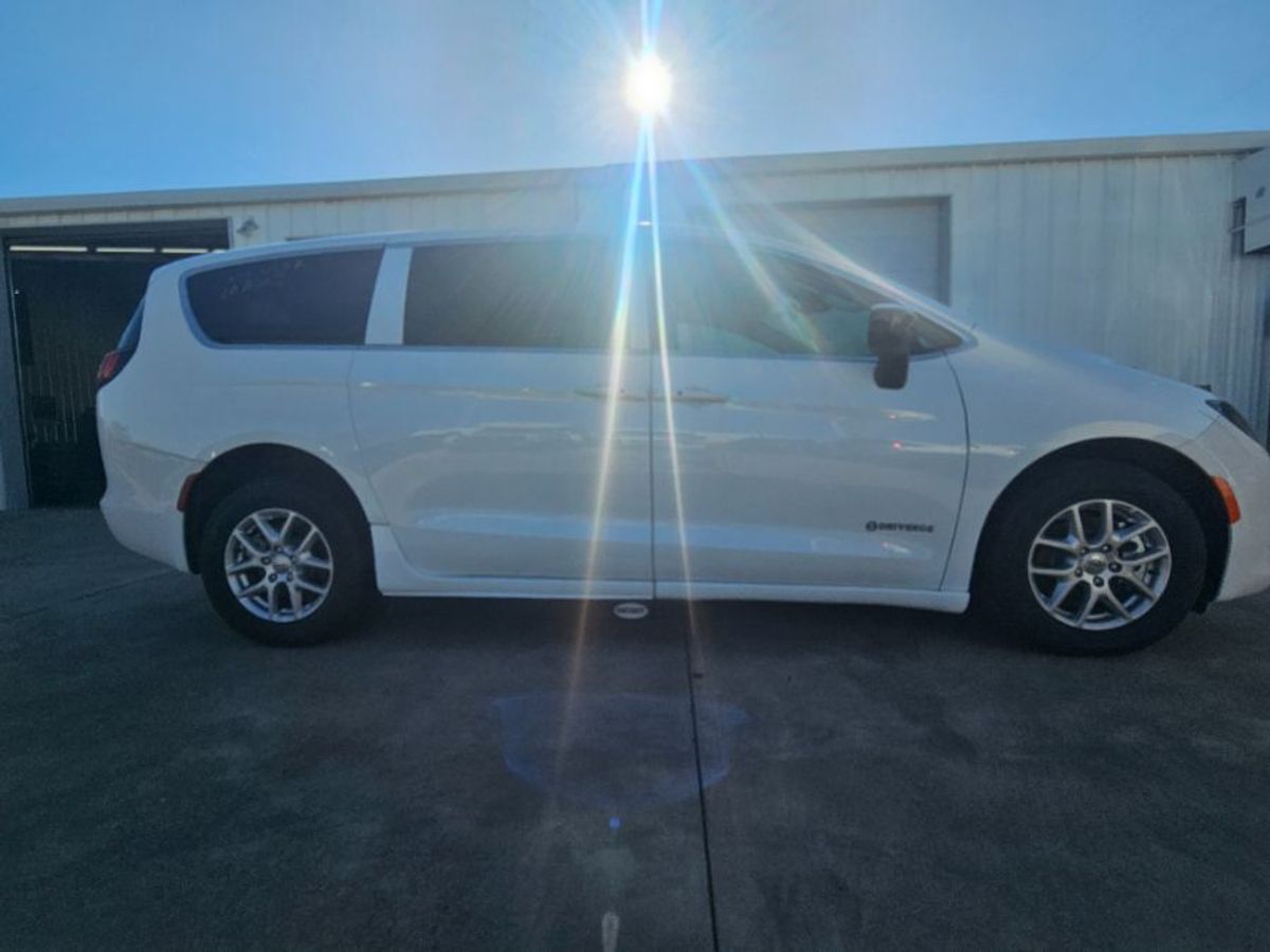 2024 CHRYSLER VOYAGER - Image 2