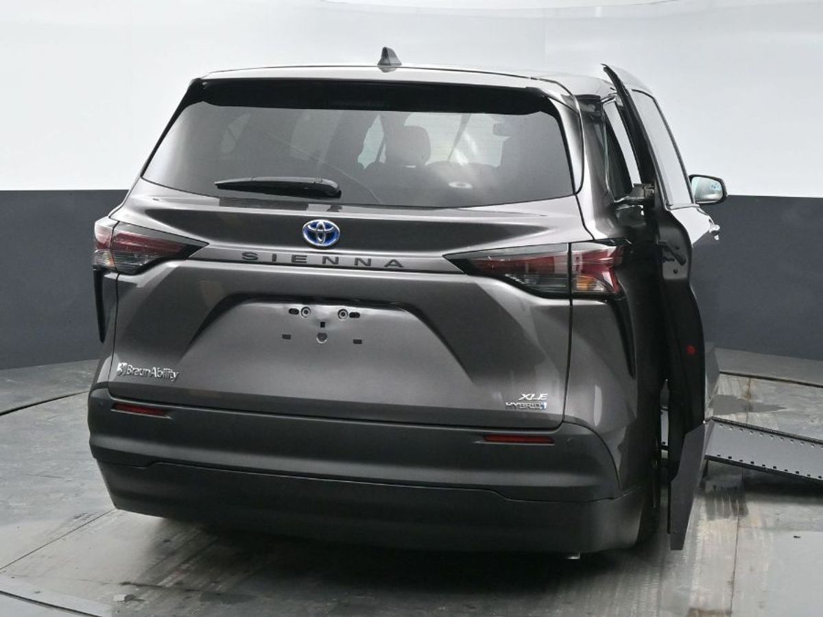 Grey Toyota Sienna image number 6