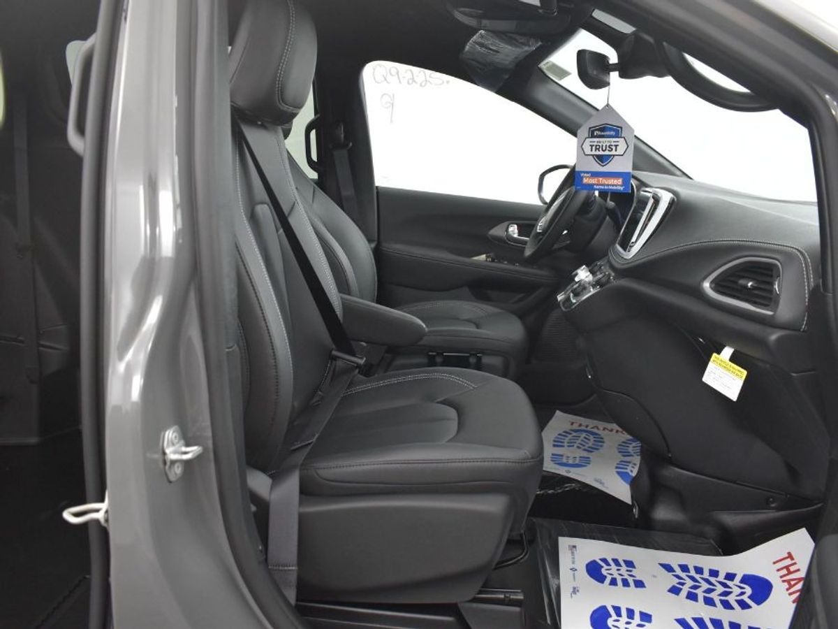 2025 CHRYSLER PACIFICA - Image 9