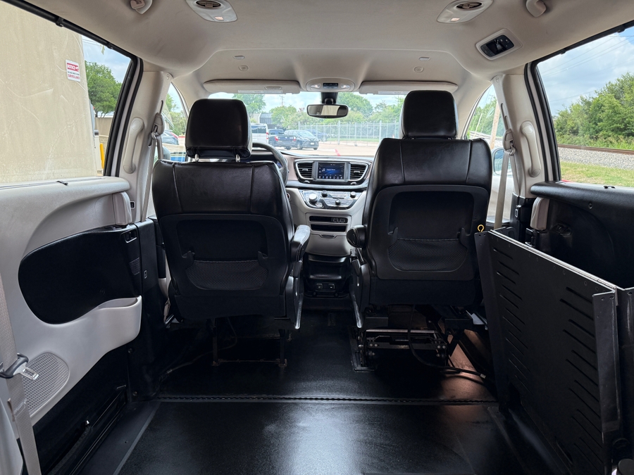 Used 2021 Chrysler Voyager LXi - BraunAbility Commercial Side Entry Entry Fold Out Manual Ramp
