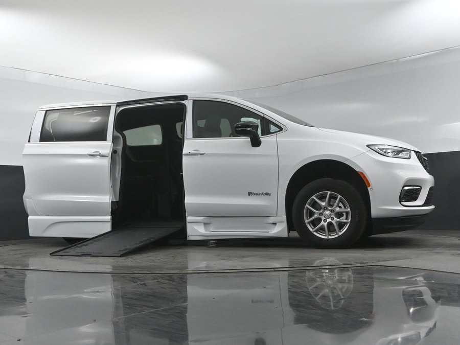 New 2025 Chrysler Pacifica Select Safety - BraunAbility Side Entry Entry In Floor Automatic Ramp