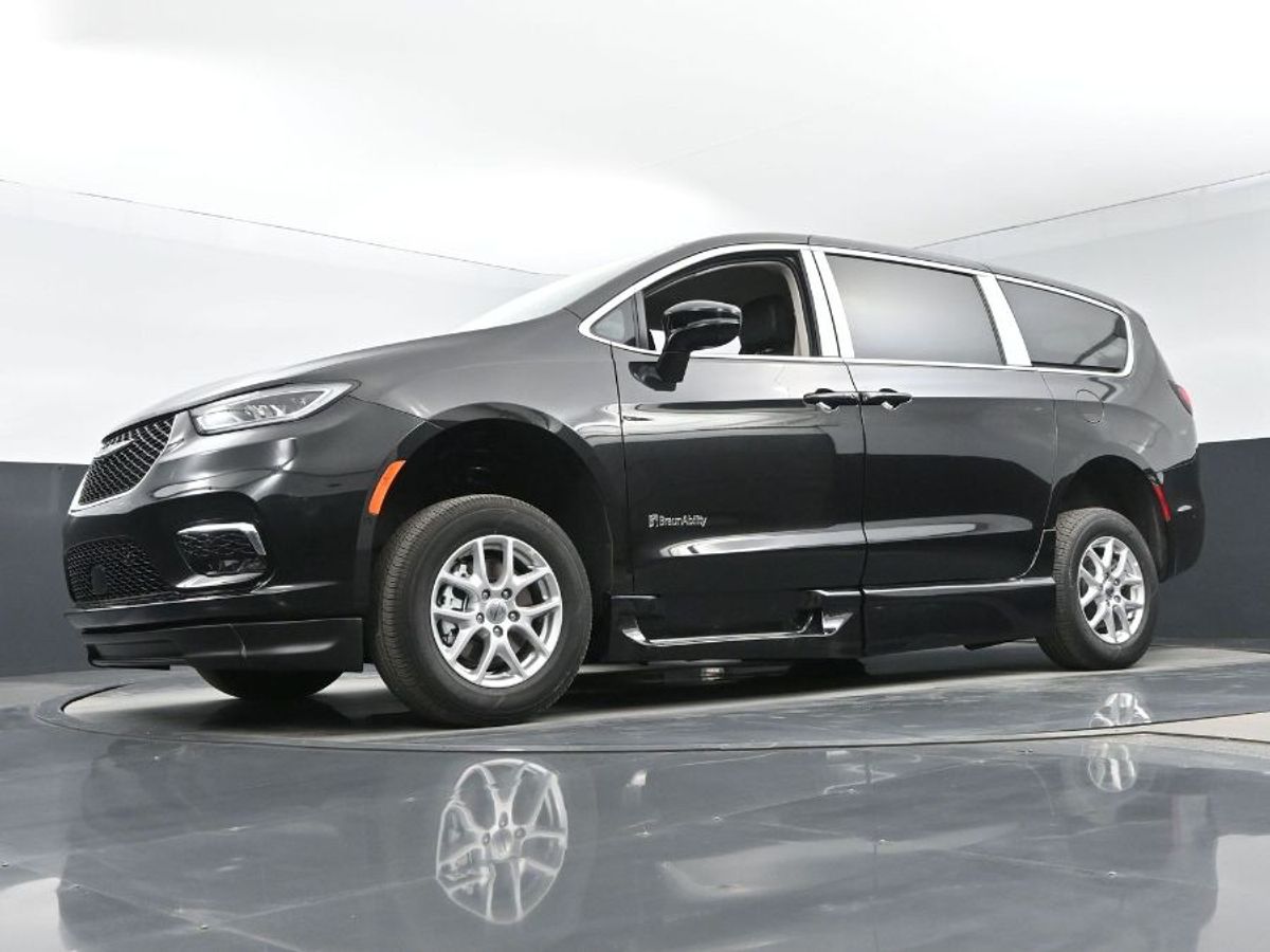Black Chrysler Pacifica image number 10