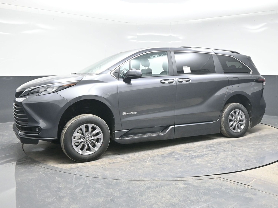 Grey Toyota Sienna image number 2