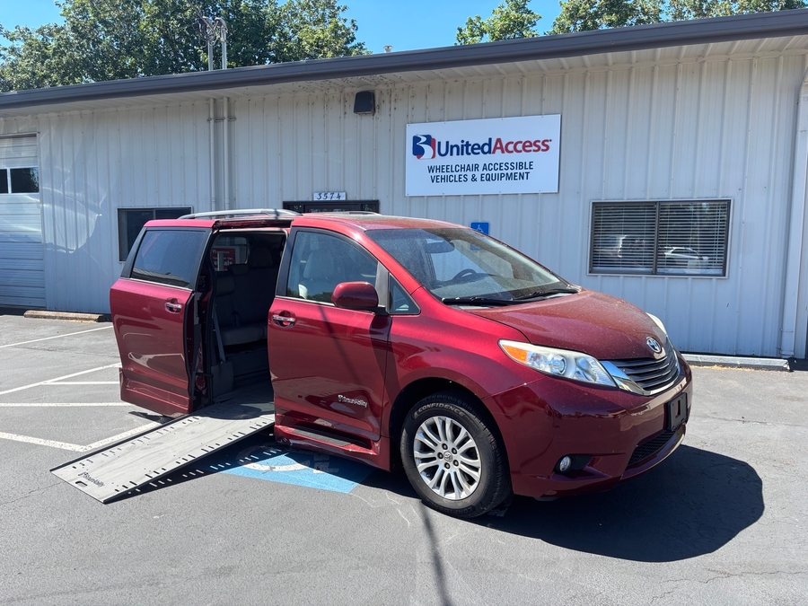 Used 2015 Toyota SIENNA XLE - BraunAbility Side Entry In Floor Automatic Ramp