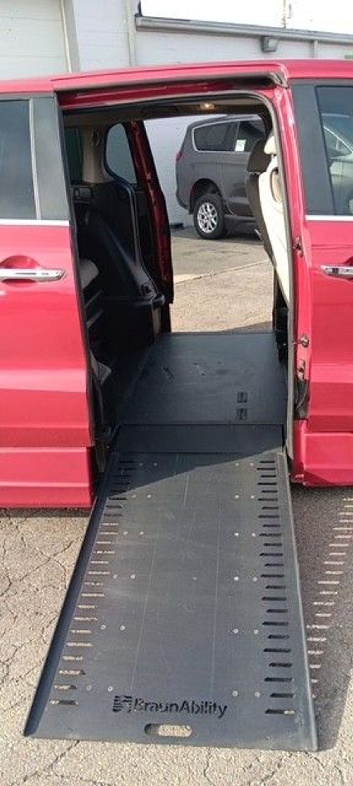 Red Honda Odyssey image number 11