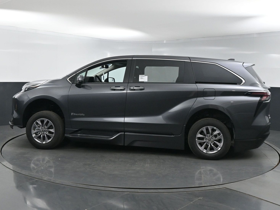 New 2025 Toyota Sienna Hybrid XLE Base - BraunAbility Side Entry Entry Fold Out Automatic Ramp