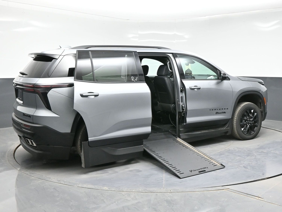 New 2025 Chevrolet Traverse 1LT Midnight - BraunAbility Side Entry Entry In Floor Automatic Ramp