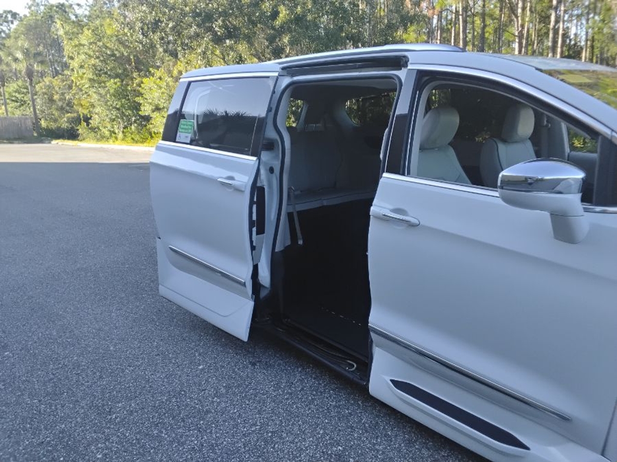 2017 CHRYSLER PACIFICA - Image 6