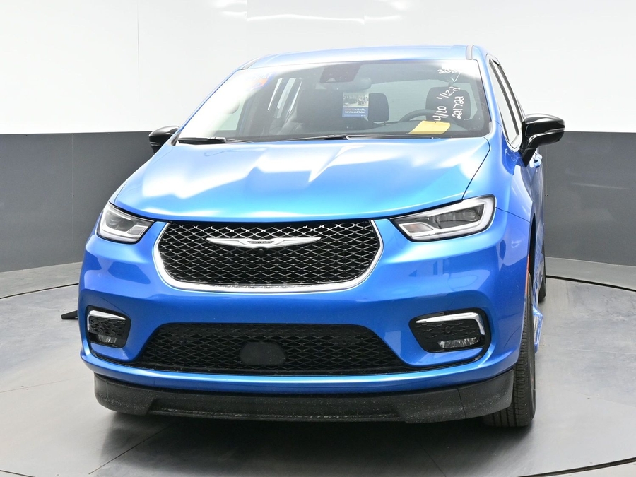 Blue Chrysler Pacifica image number 1