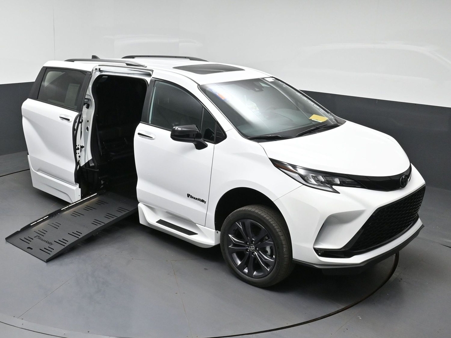 New 2026 Toyota Sienna Hybrid XSE Sport - BraunAbility Side Entry Fold Out Automatic Ramp