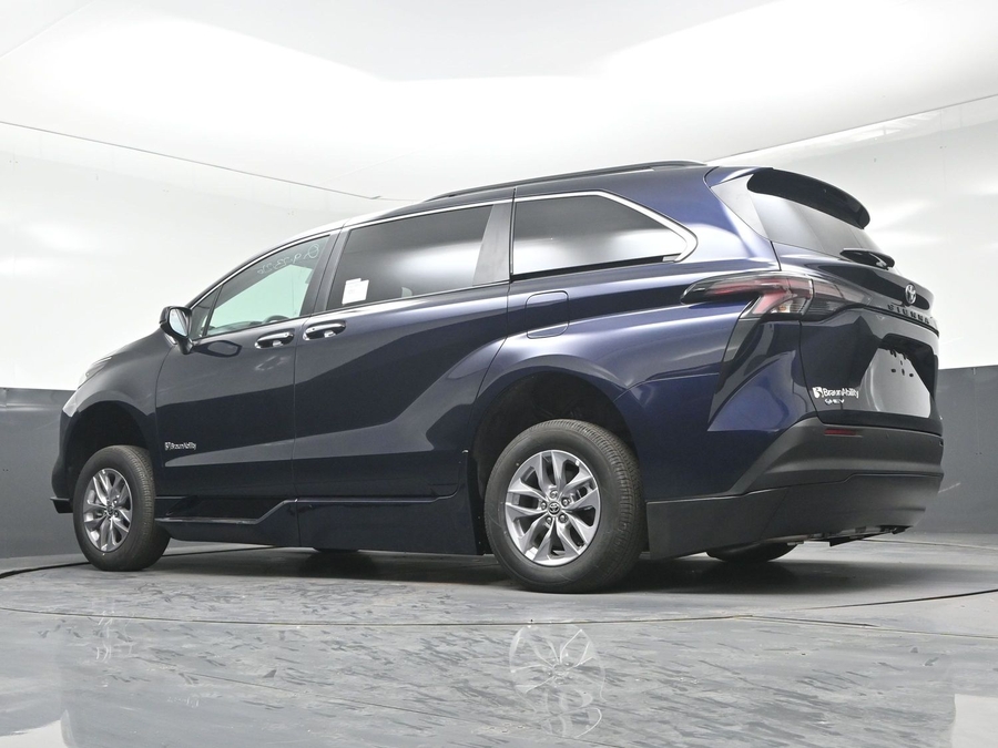 New 2026 Toyota Sienna Hybrid XLE Base - BraunAbility Side Entry Fold Out Automatic Ramp