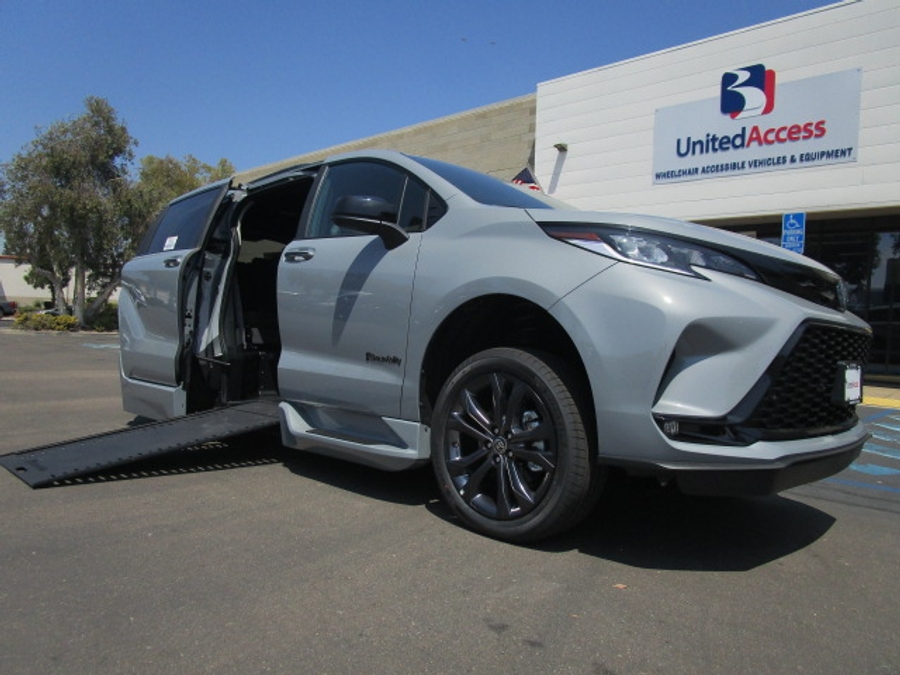 New 2026 Toyota Sienna Hybrid XSE Sport - BraunAbility Side Entry Entry Fold Out Automatic Ramp