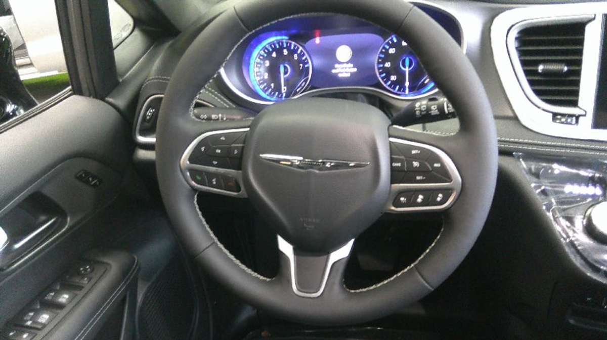 Grey Chrysler Pacifica image number 13