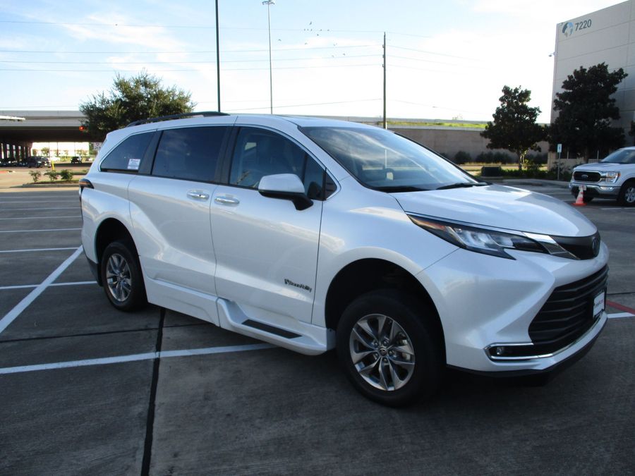 Used 2023 Toyota Sienna Hybrid XLE Base - BraunAbility Side Entry Entry In Floor Automatic Ramp