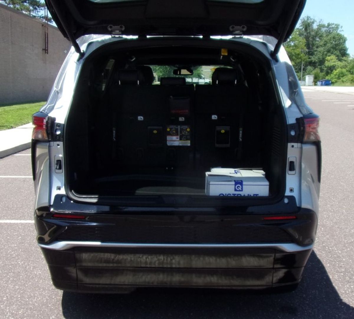 Silver Toyota Sienna image number 17