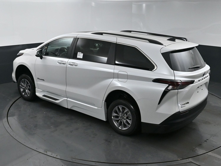 New 2025 Toyota Sienna Hybrid XLE Plus - BraunAbility Side Entry Entry In Floor Automatic Ramp