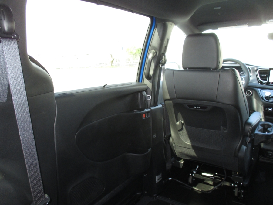 Blue Chrysler Pacifica image number 12