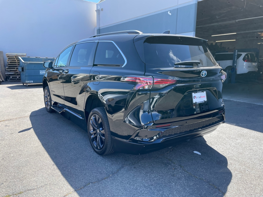 Used 2024 Toyota Sienna Hybrid  - BraunAbility Side Entry Entry Fold Out Automatic Ramp