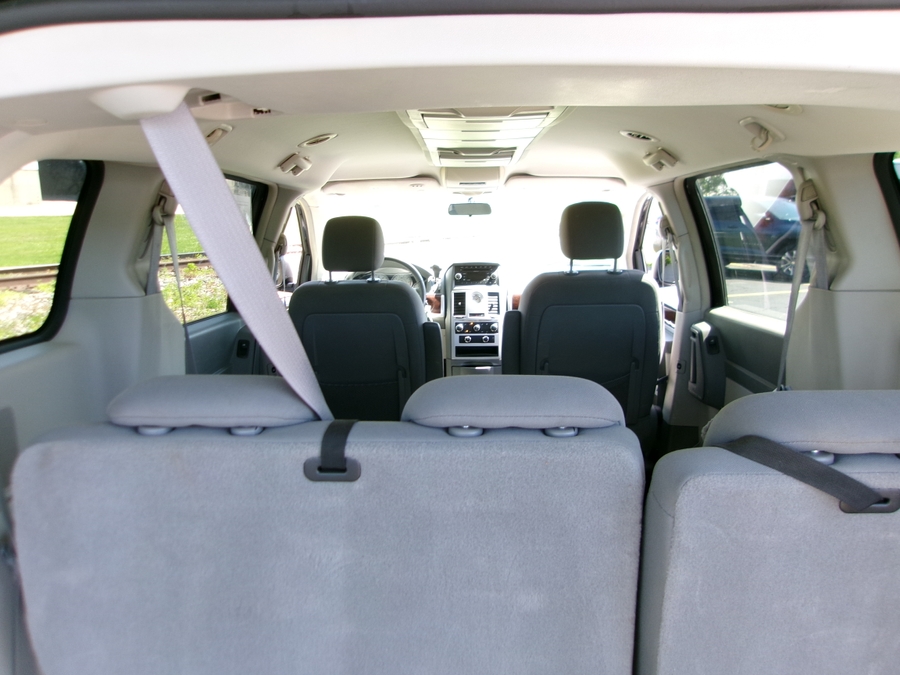Black Chrysler Town and Country image number 17