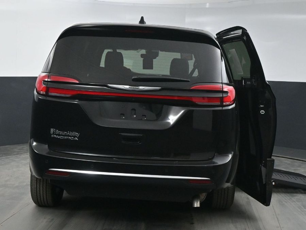 Black Chrysler Pacifica image number 5