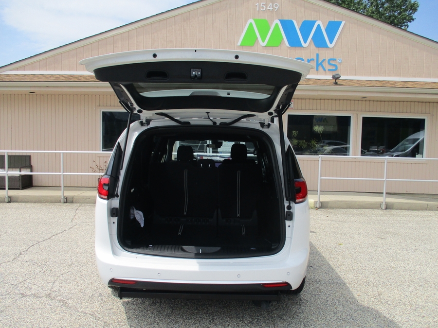 White Chrysler Pacifica image number 16