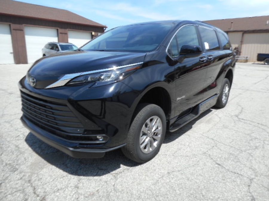Black Toyota Sienna image number 1