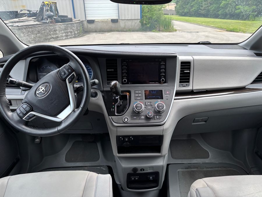 Used 2020 Toyota Sienna XLE - BraunAbility Side Entry Entry Fold Out Automatic Ramp