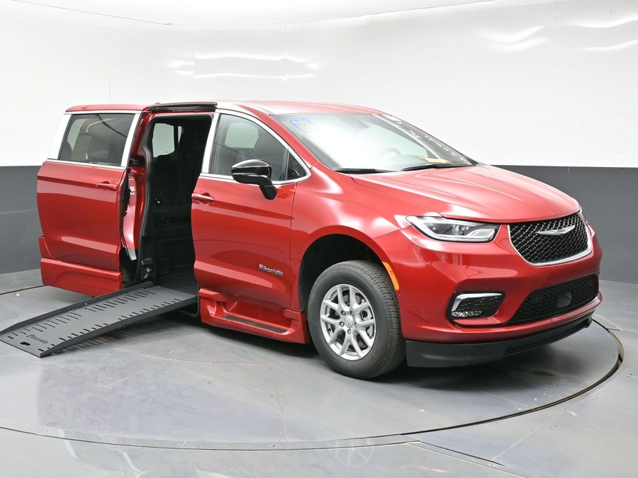 2026 Chrysler Pacifica Select's photo