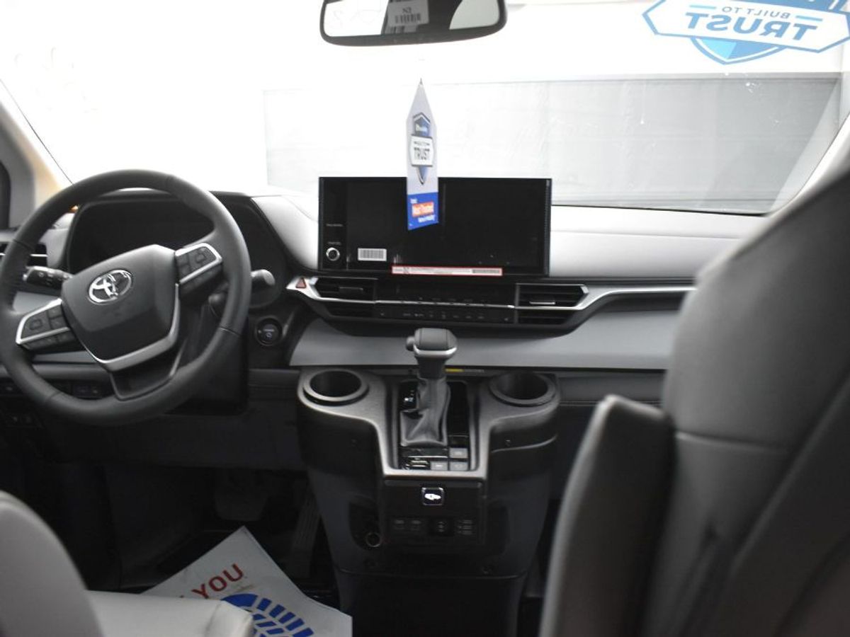 White Toyota Sienna image number 3