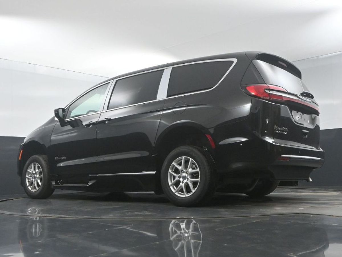 Black Chrysler Pacifica image number 20