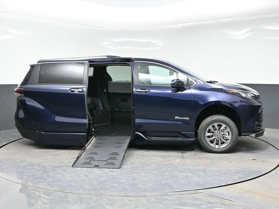 New 2026 Toyota Sienna XLE Add - BraunAbility Side Entry Entry Fold Out Automatic Ramp