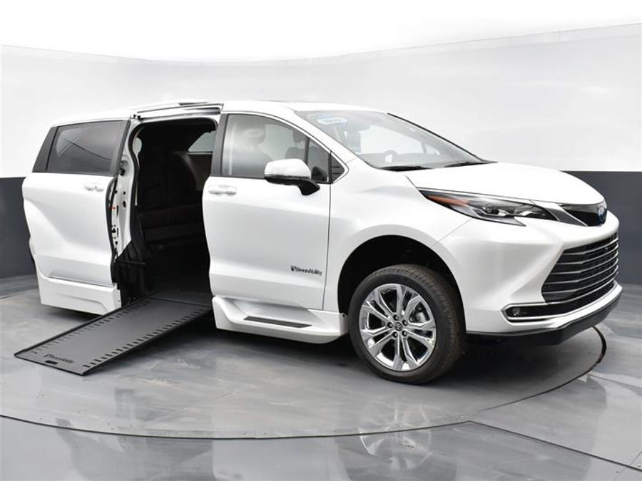 New 2025 Toyota Sienna Hybrid Platinum - BraunAbility Side Entry Entry Fold Out Automatic Ramp