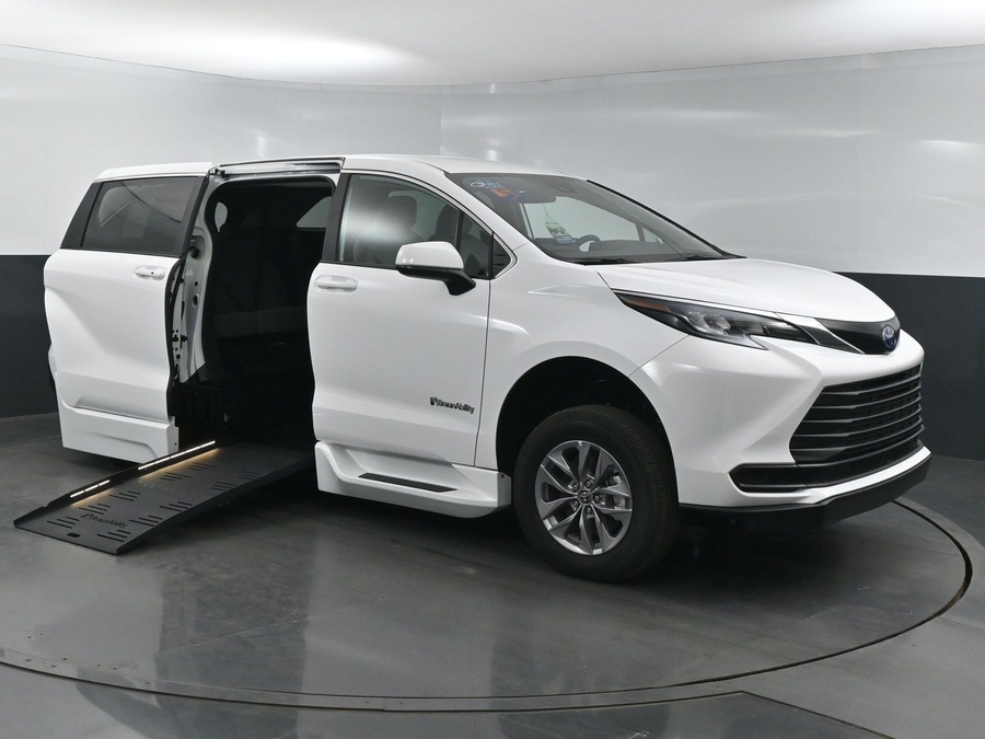 New 2025 Toyota Sienna Hybrid LE - BraunAbility Side Entry Entry Fold Out Automatic Ramp