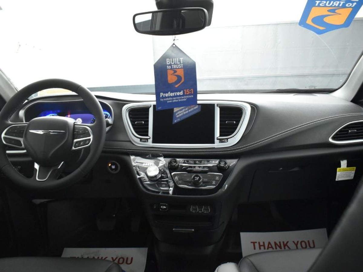2025 CHRYSLER PACIFICA - Image 13