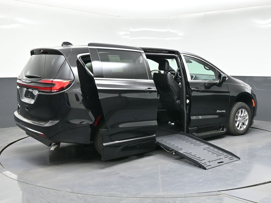 New 2026 Chrysler Pacifica Select Safety - BraunAbility Side Entry Fold Out Automatic Ramp