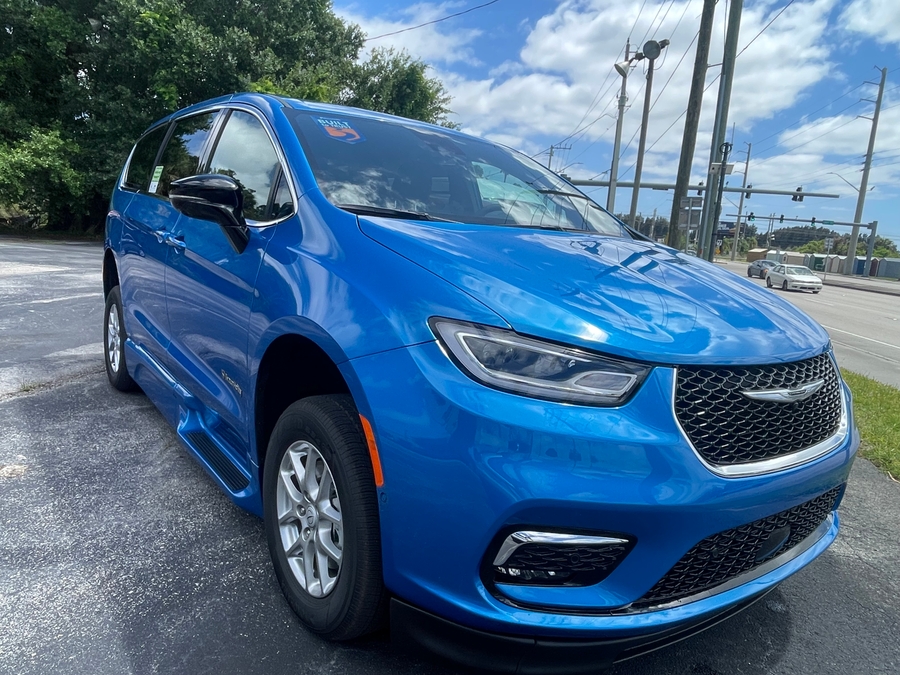 Blue Chrysler Pacifica image number 7