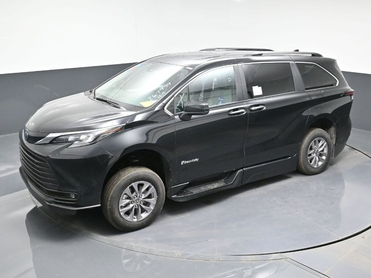 Black Toyota Sienna image number 8