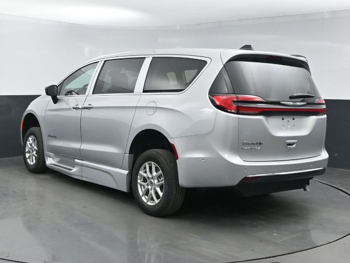 Silver Chrysler Pacifica image number 21