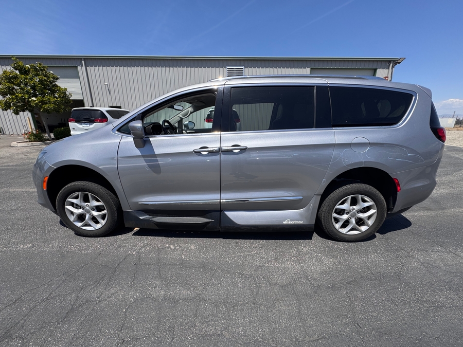 Silver Chrysler Pacifica image number 5