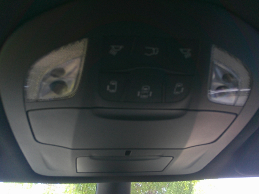 White Chrysler Voyager image number 14